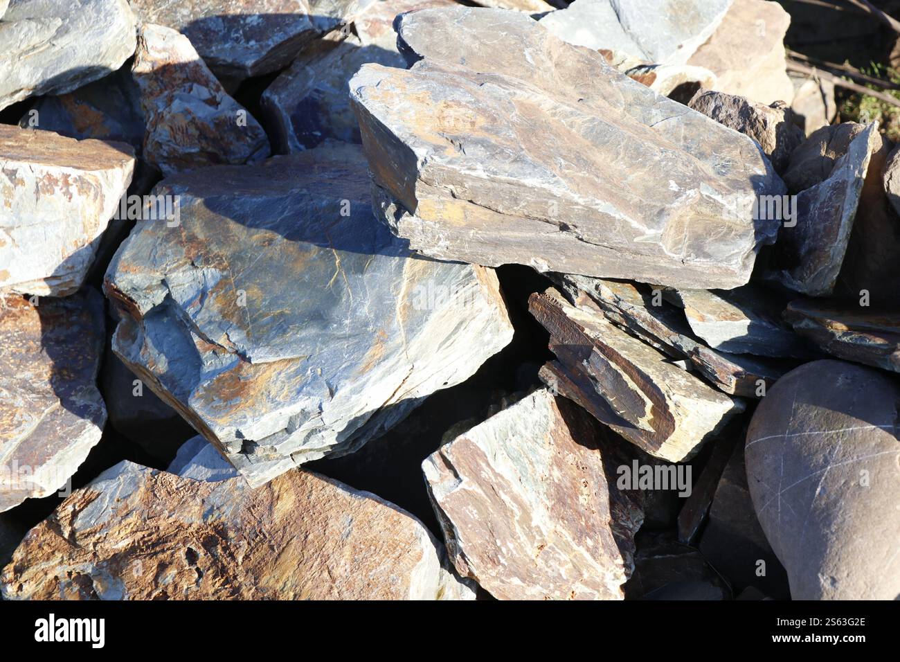 Rocce sedute su una spiaggia della Cornovaglia al sole. Foto Stock
