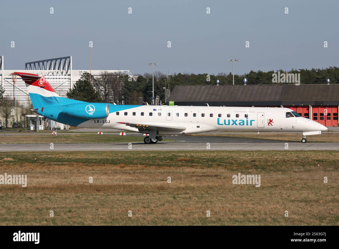 Lussemburghese Luxair Embraer 145 con registrazione LX-LGJ al decollo sulla pista 18 dell'aeroporto di Francoforte Foto Stock