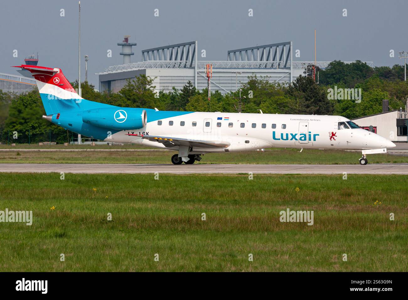 Lussemburghese Luxair Embraer 135 con registrazione LX-LGK al decollo sulla pista 18 dell'aeroporto di Francoforte Foto Stock