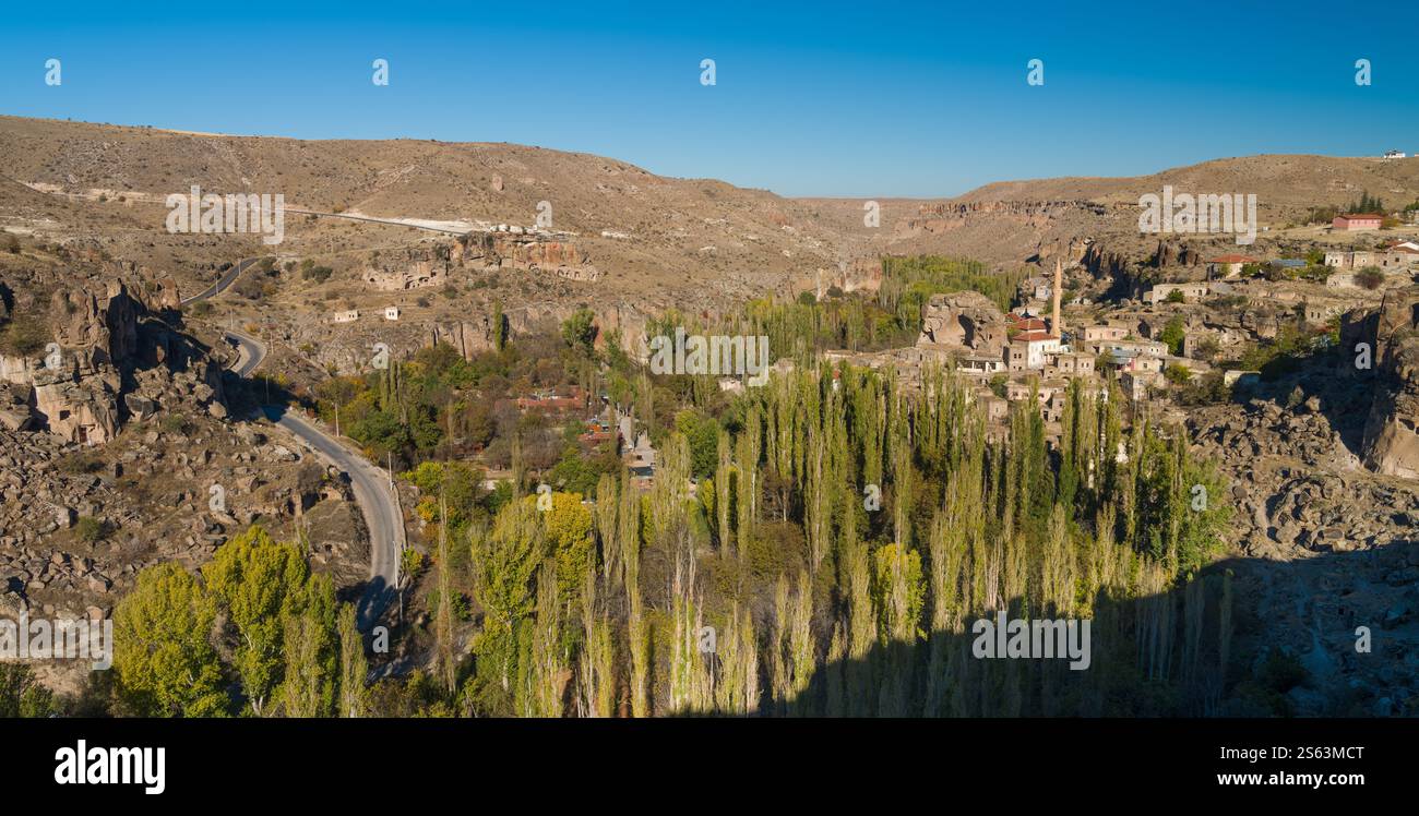 Vista panoramica del villaggio di Belisirma. Zona turistica vicino alla Cappadocia. Distretto di Guzelyurt, provincia di Aksaray, paese della Turchia Foto Stock