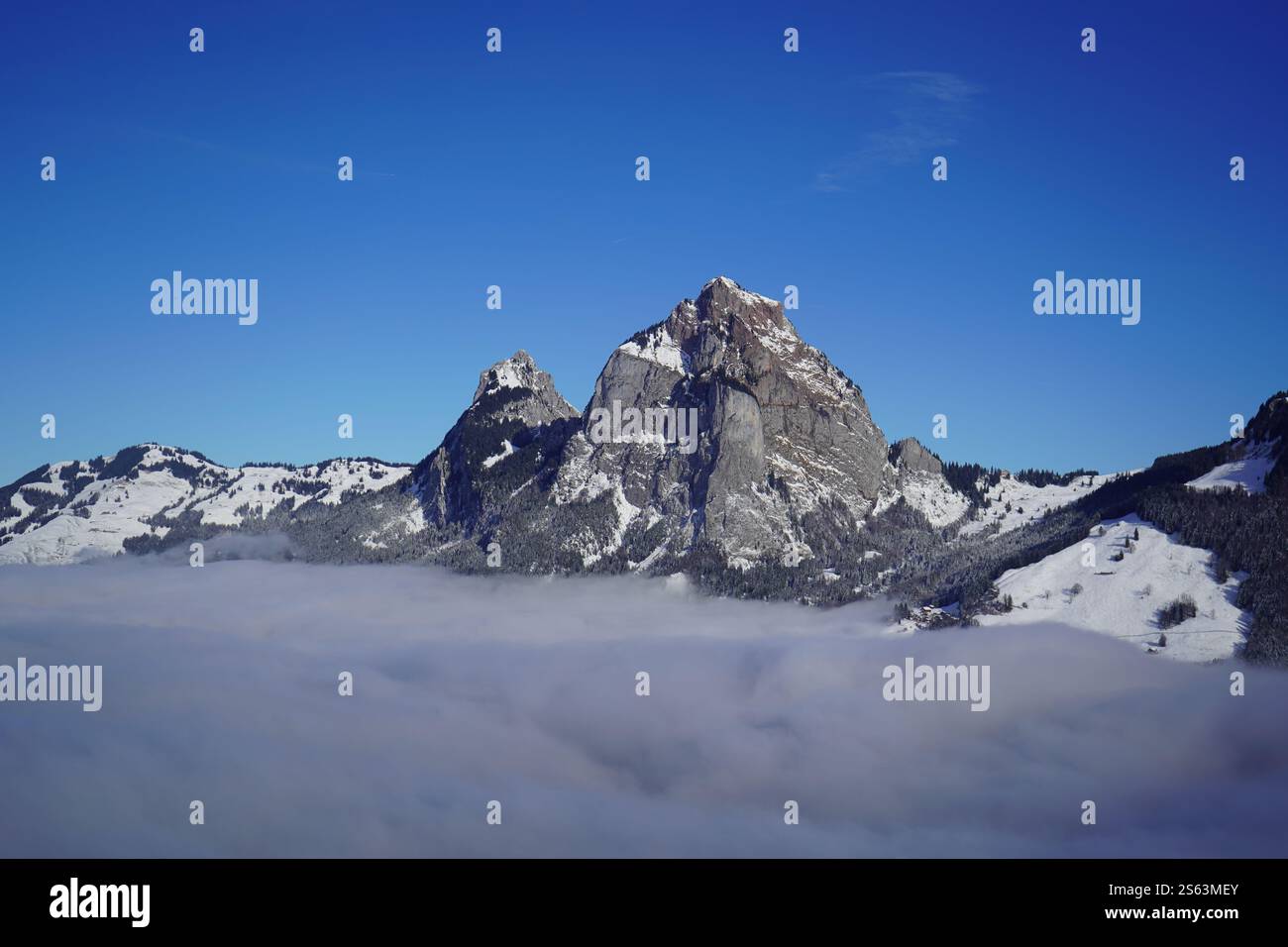 Paesaggio innevato di montagna da Stoos, Schwyz Foto Stock