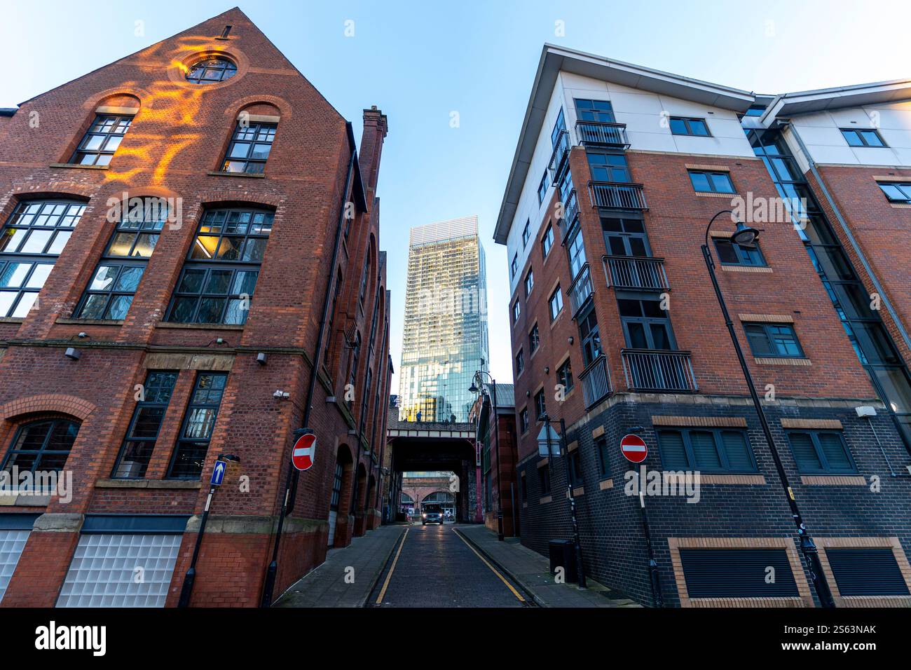 Immagine di Bugle St a Manchester con la torre Beetham sullo sfondo. Foto Stock