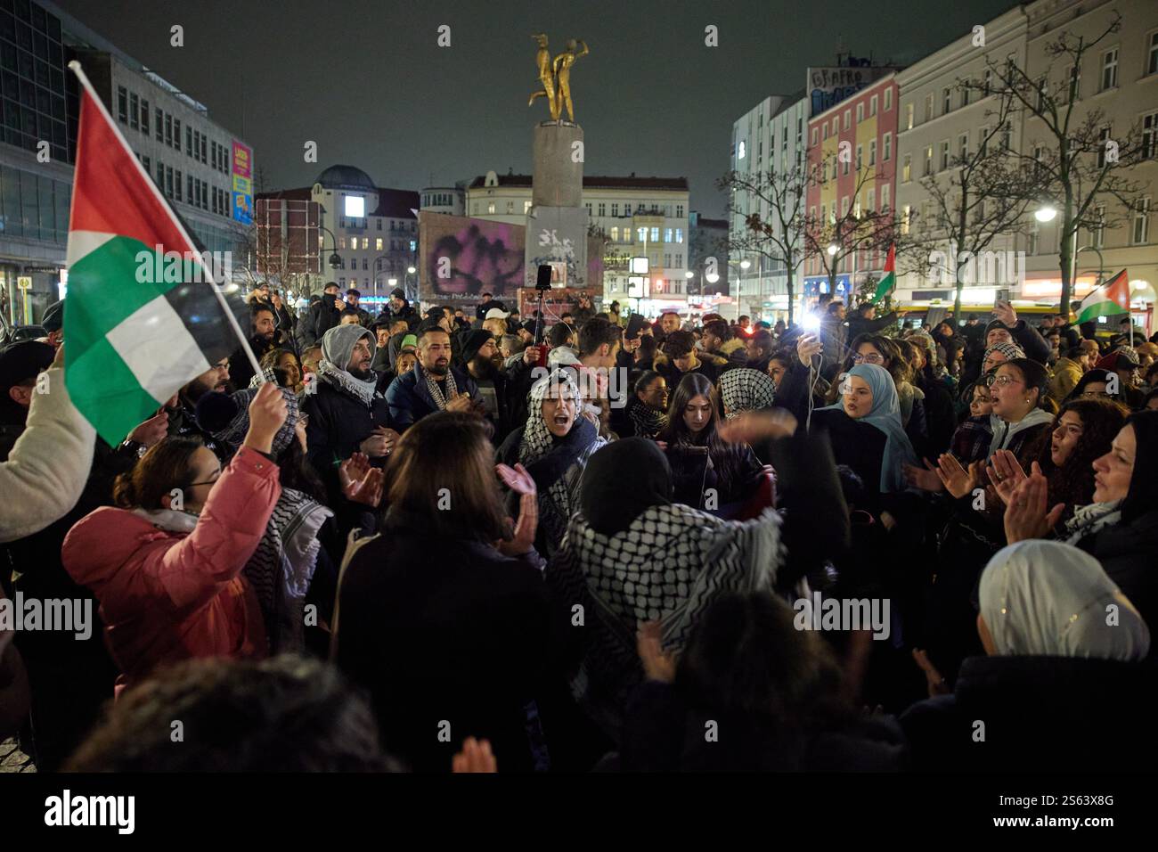 Berlino, Germania. 15 gennaio 2025. Numerose persone celebrano il cessate il fuoco concordato tra Israele e Hamas a Hermannplatz. Crediti: Jörg Carstensen/dpa/Alamy Live News Foto Stock