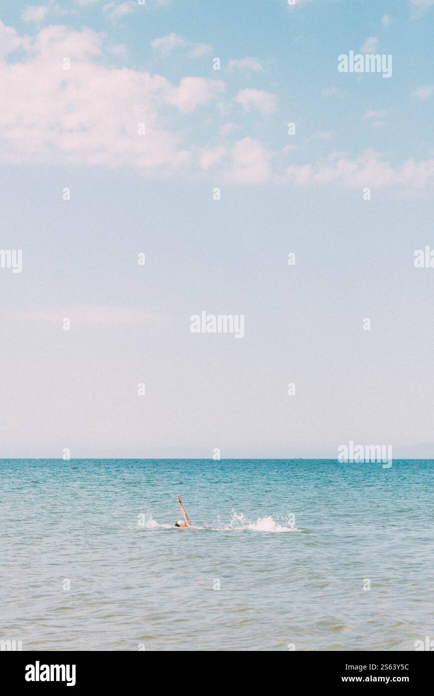 Donne che nuotano in mare a Gullane Beach in Scozia Foto Stock