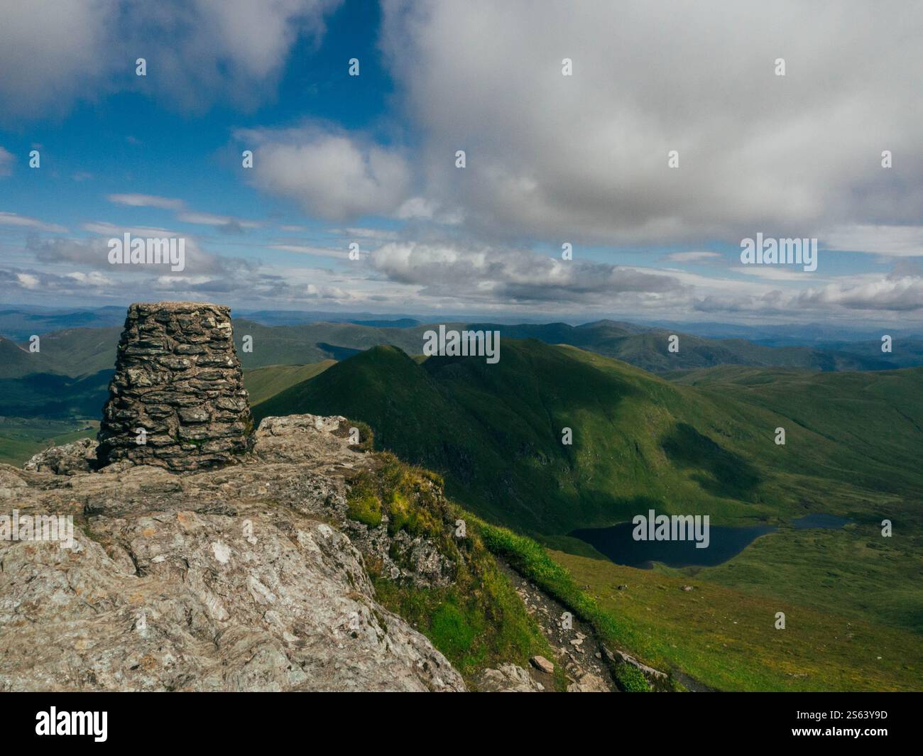 Uomo che fa trekking a Beinn Ghlas in Scozia in un giorno d'estate Foto Stock