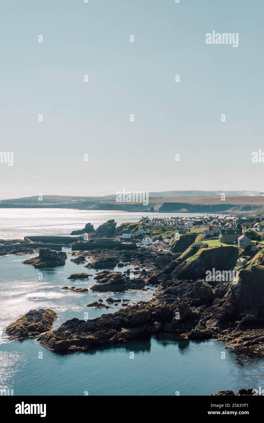La costa della Scozia orientale si affaccia su St Abbs in una giornata di sole Foto Stock