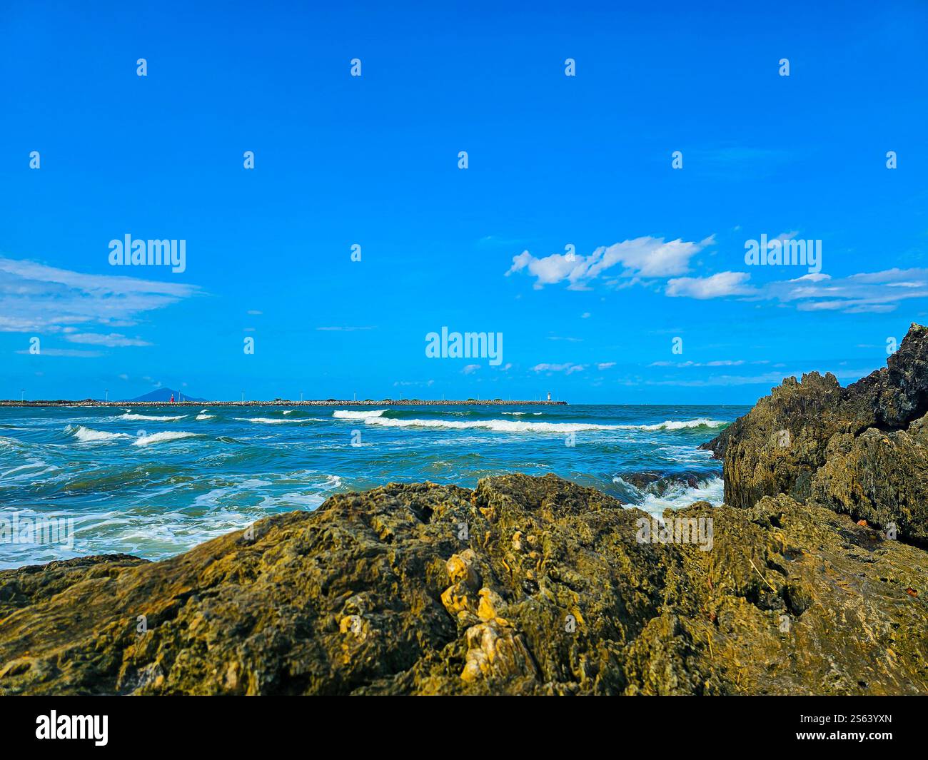 Foto della spiaggia di Estaleiro a Santa Catarina. Foto scattate dalla spiaggia al tramonto con il mare calmo. natura, spiaggia, mare, oceano, tramonto, viaggio, Foto Stock