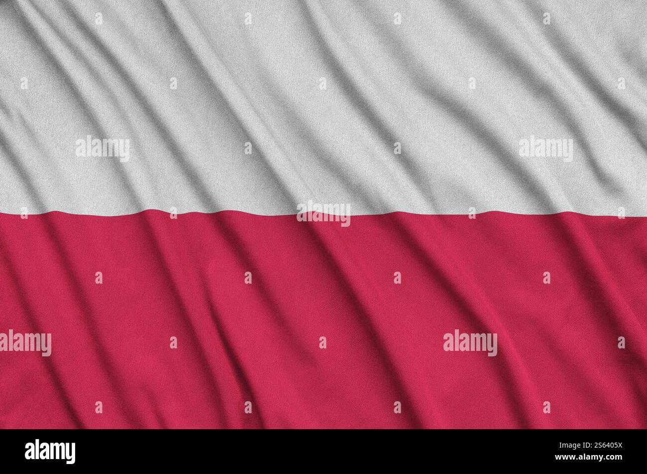 La bandiera polacca è raffigurata su un tessuto sportivo con molte pieghe. Striscione ondulato del team sportivo. La bandiera della Polonia è raffigurata su un tessuto sportivo con Foto Stock