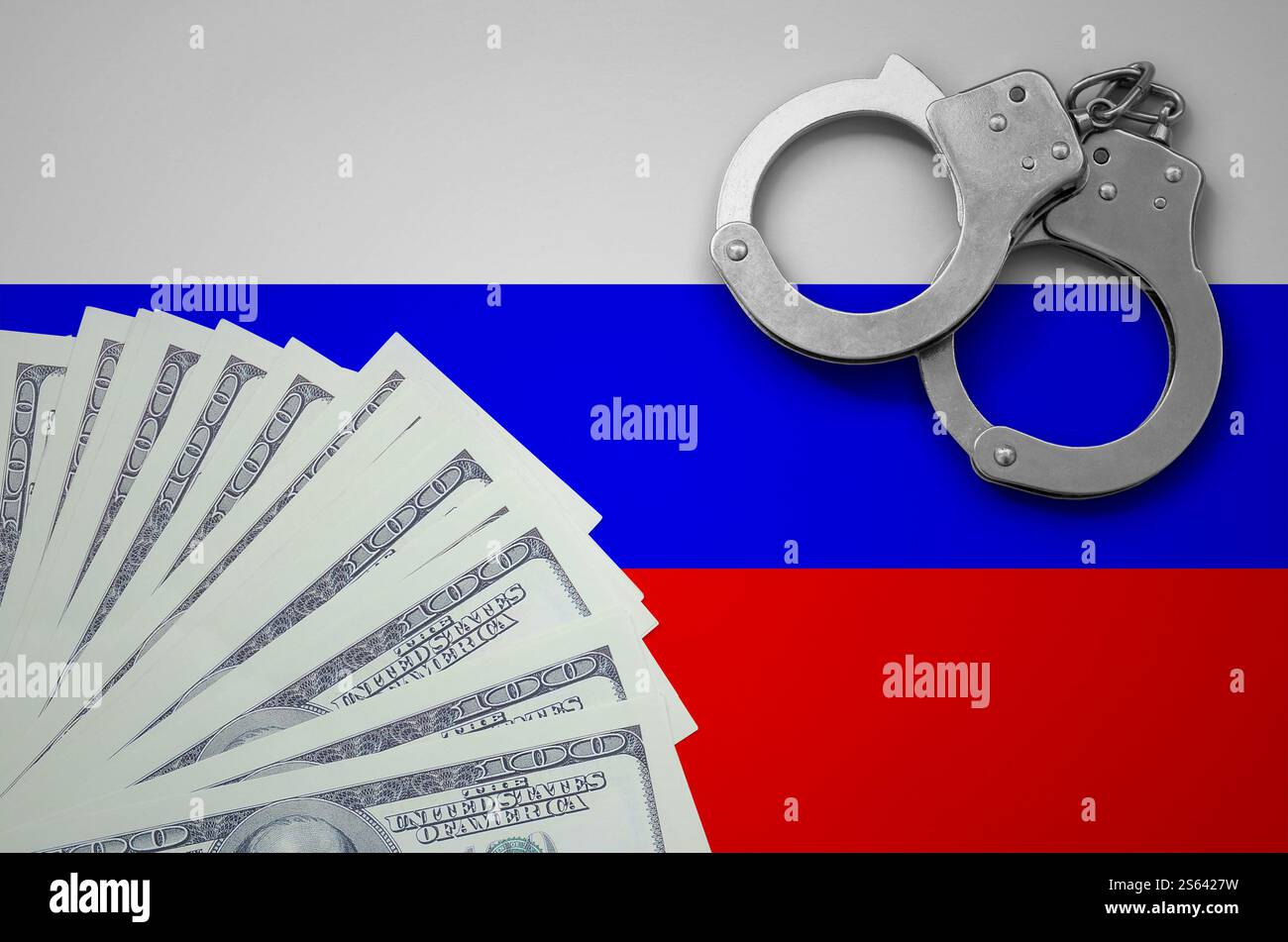 Bandiera della Russia con manette e un pacchetto di dollari. Il concetto di operazioni bancarie illegali in valuta statunitense. Bandiera della Russia con manette e un pacchetto Foto Stock