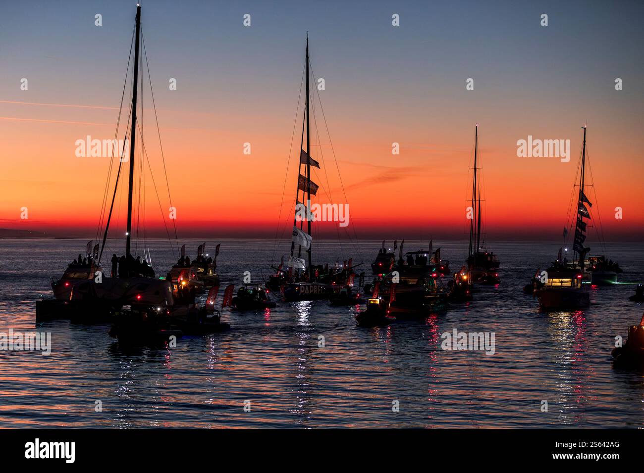 Arrivée de Yoann Richomme dans le chenal des Sables d'Olonne au Lever du soleil, après avoir obtenu la deuxième Place du Vendée Globe 2024, Francia Foto Stock