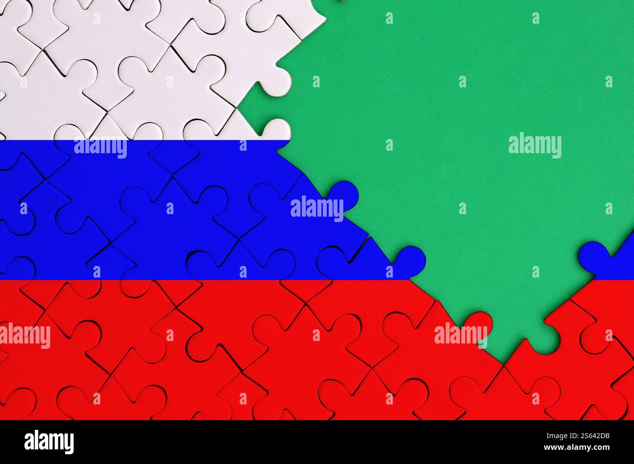 La bandiera della Russia è raffigurata su un puzzle completato con spazio libero per la copia verde sul lato destro. La bandiera della Russia è raffigurata su un puzzle completato Foto Stock