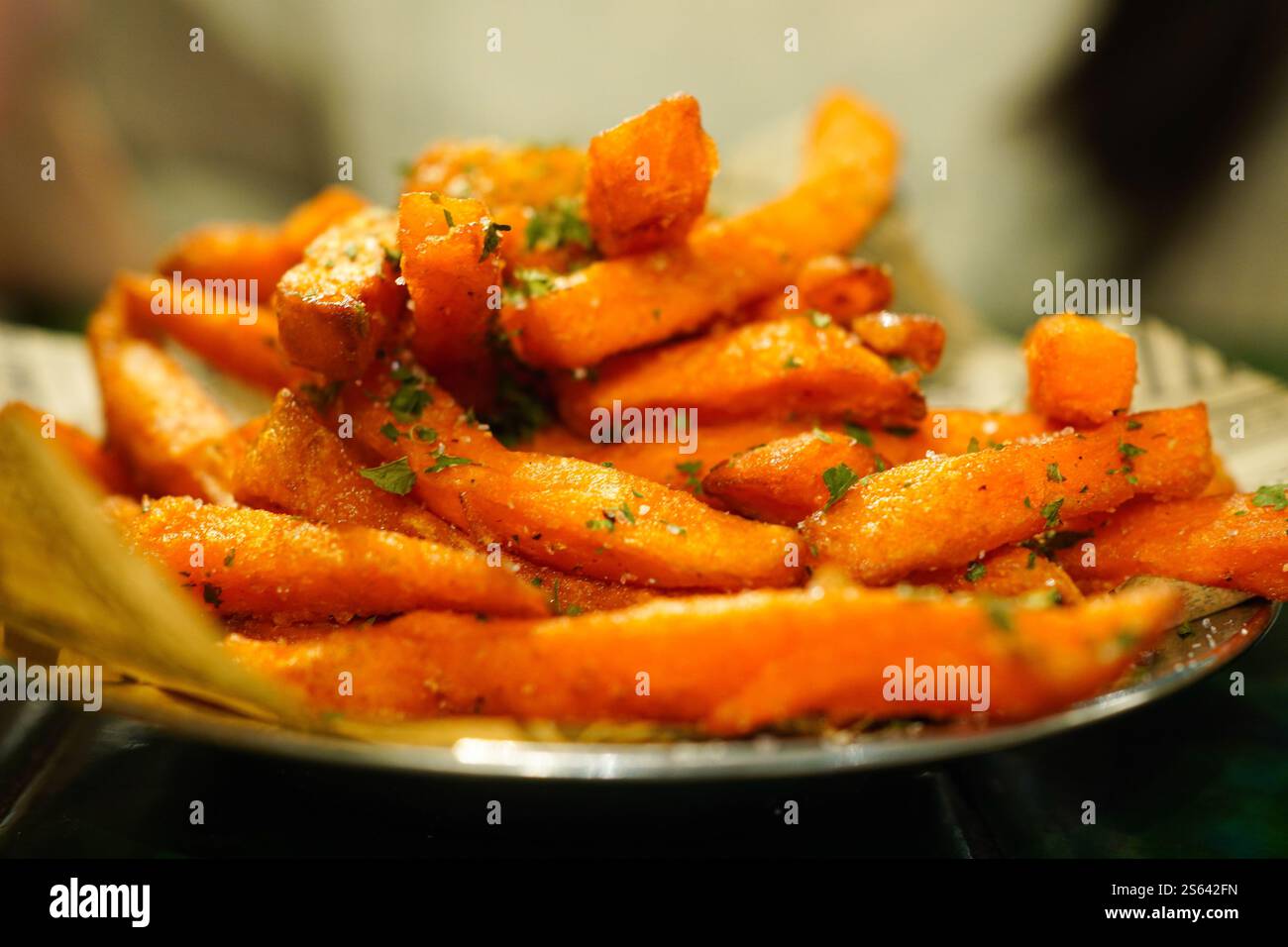 Primo piano di patatine dolci condite con sale ed erbe aromatiche Foto Stock
