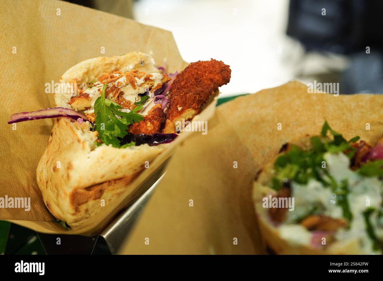 Panino Pita con pollo croccante, cavolo e pomodoro Foto Stock