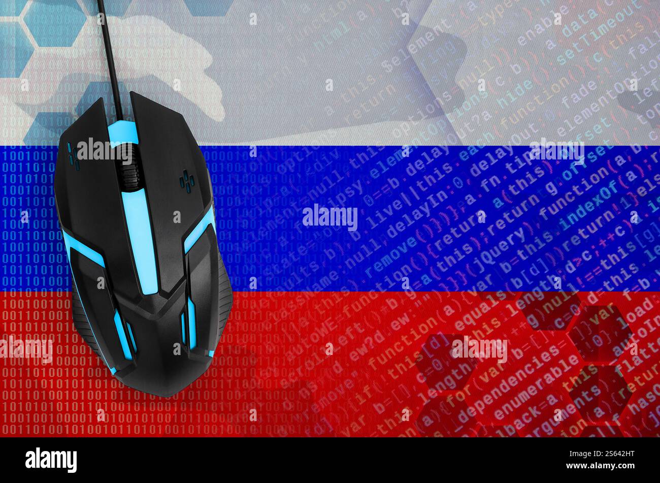 Bandiera della Russia e moderno mouse per computer retroilluminato. Il concetto di minaccia digitale, azioni illegali su Internet. Bandiera della Russia e mouse per computer. Foto Stock