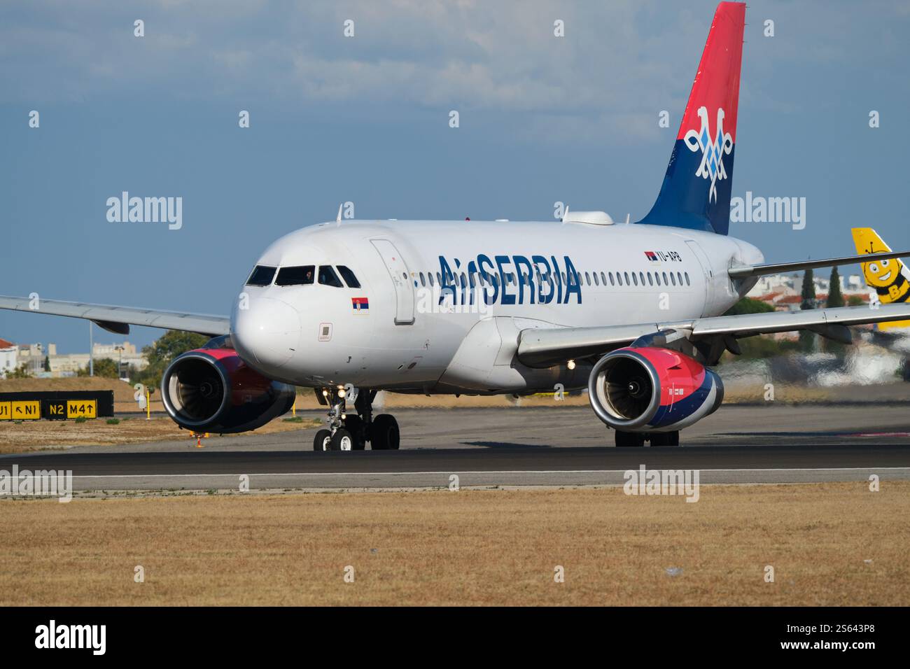 AirSERBIA Airbus A319-132 atterra all'aeroporto Humberto Delgado di Lisbona Foto Stock