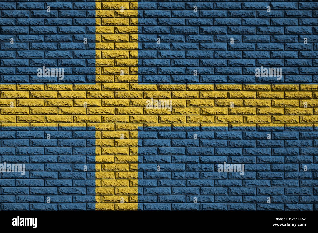 Bandiera della Svezia è dipinta su un vecchio muro di mattoni Foto Stock