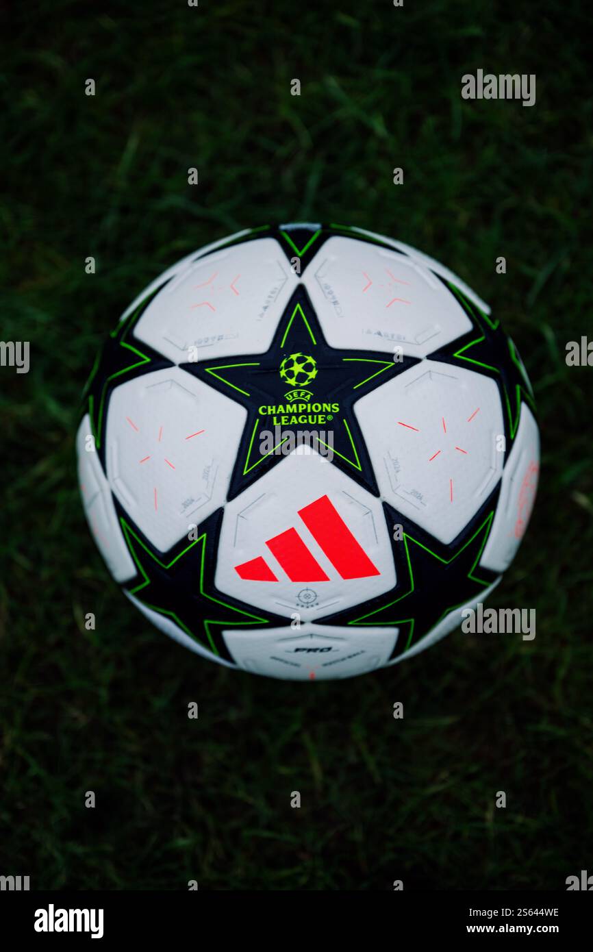 Primo piano dell'Adidas UEFA Champions League Football 2025 Foto Stock