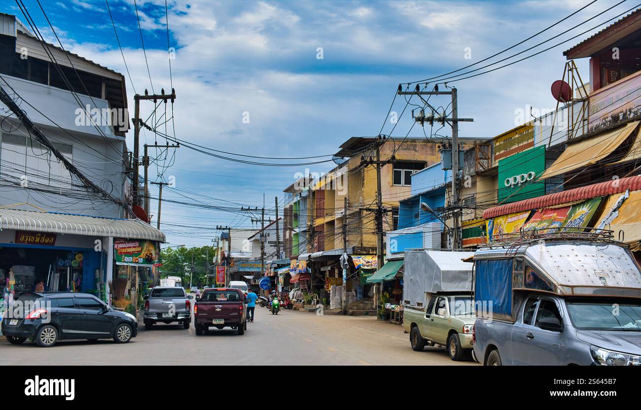 Scena di strada in una piccola città provinciale in Thailandia. LOM Sak, provincia di Phetchabun Foto Stock