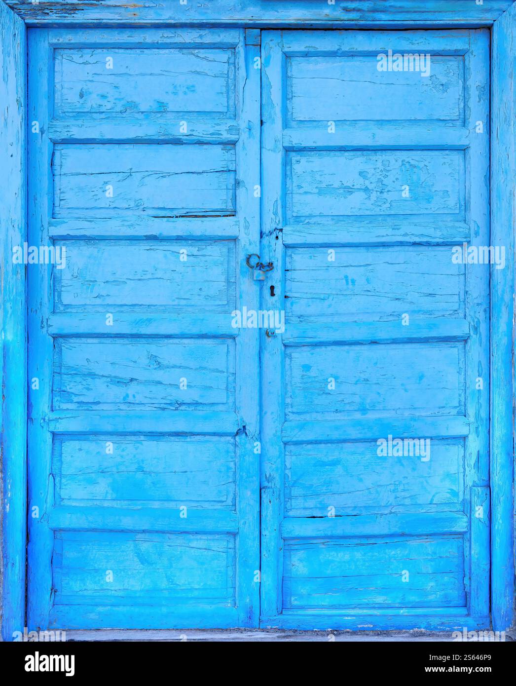 Vecchia porta blu chiaro delle Canarie in legno con lucchetto arrugginito Foto Stock Vecchia porta blu chiaro delle Canarie in legno con lucchetto arrugginito Foto Stock