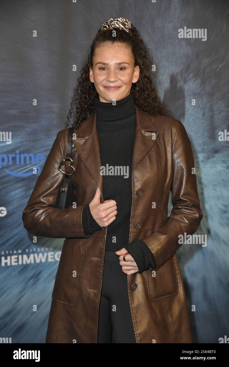 Betty Taube bei der Premiere FITZEKS DER HEIMWEG im Delphie Filmpalast a Berlino AM 14.01.2025 *** Betty Taube alla prima di FITZEKS DER HEIMWEG al Delphie Filmpalast di Berlino il 14 01 2025 Foto Stock