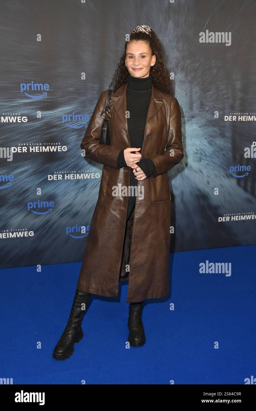 Betty Taube bei der Premiere FITZEKS DER HEIMWEG im Delphie Filmpalast a Berlino AM 14.01.2025 *** Betty Taube alla prima di FITZEKS DER HEIMWEG al Delphie Filmpalast di Berlino il 14 01 2025 Foto Stock