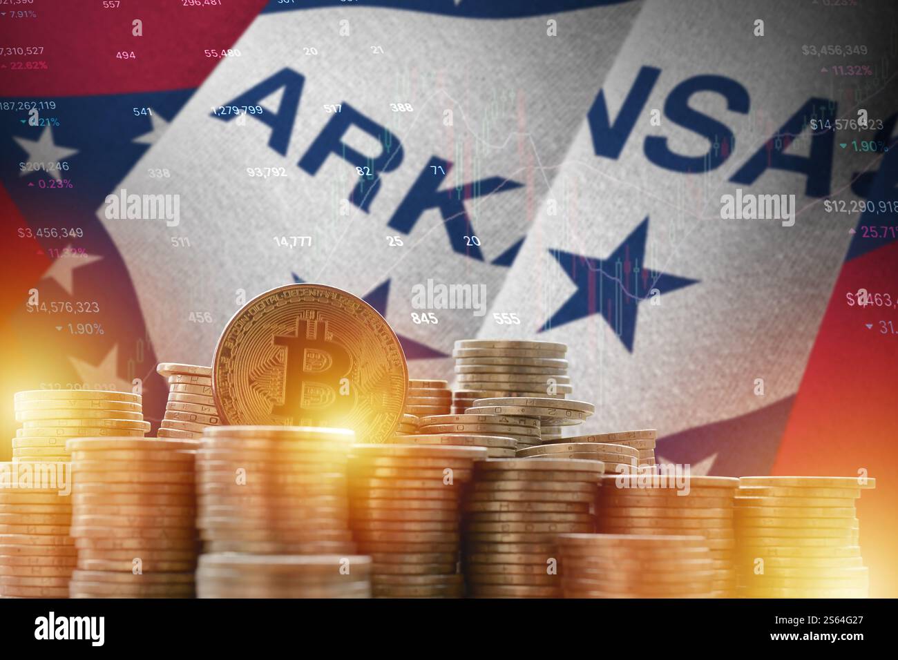 Bandiera dello stato dell'Arkansas e una grande quantità di bitcoin d'oro e grafico della piattaforma di trading. Concetto di valuta cripto. Arkansas bandiera dello stato americano e grande Foto Stock