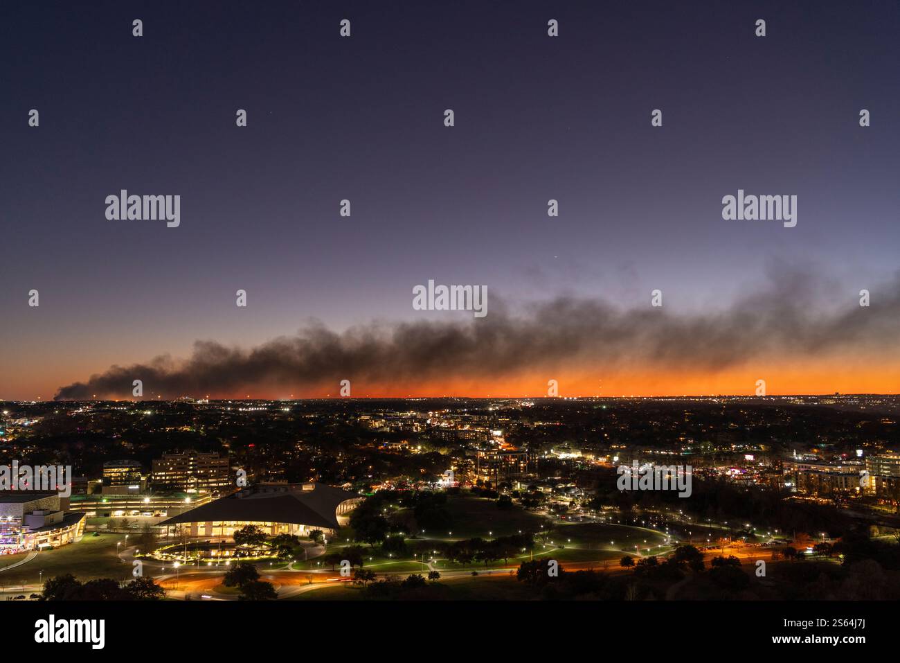 Fumo di pneumatici dall'incendio di un edificio vuoto a South Austin dopo il tramonto. Foto Stock