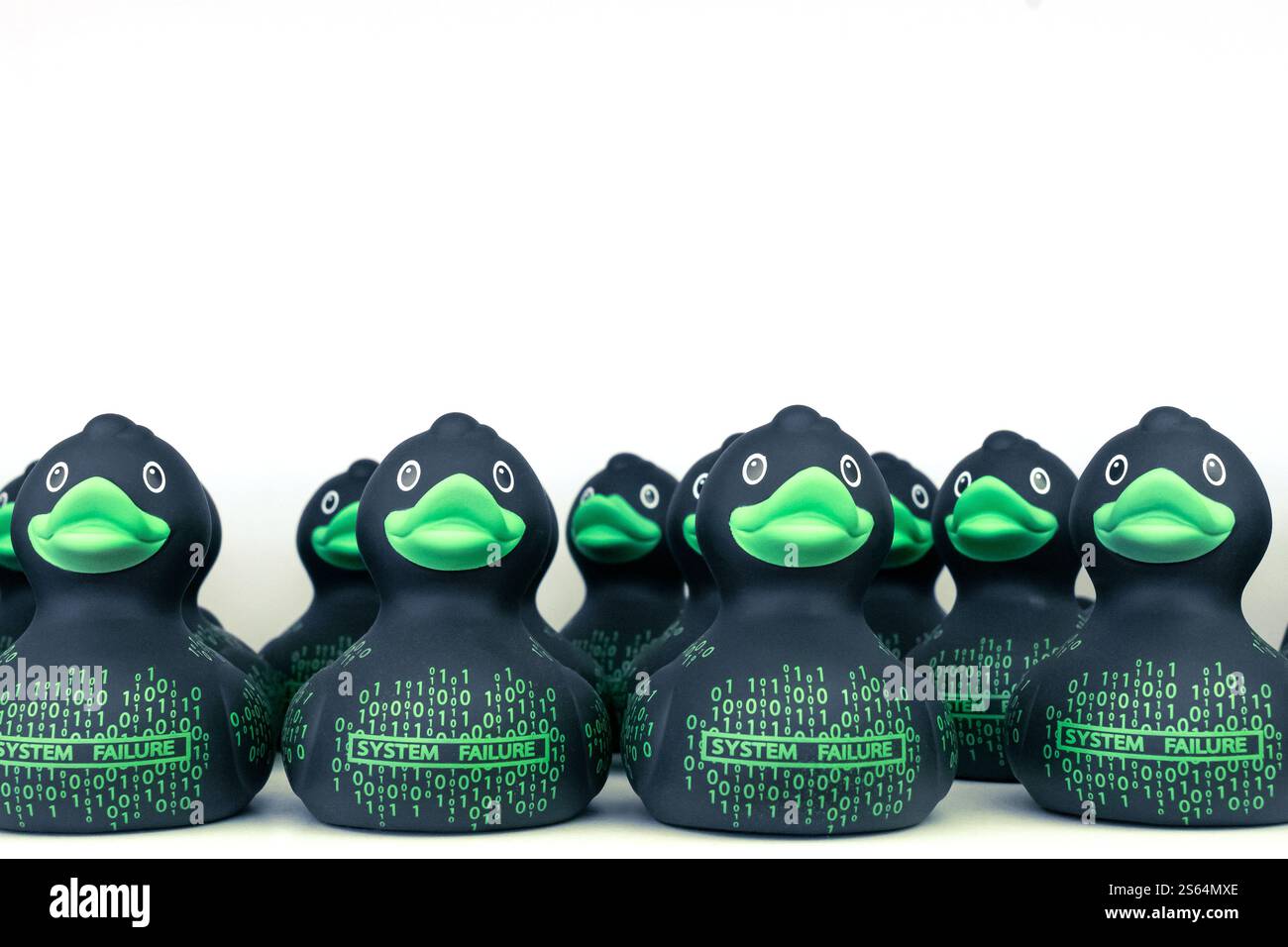 Varie anatre giocattolo di gomma gialle su uno scaffale in un negozio che vende come regalo Foto Stock