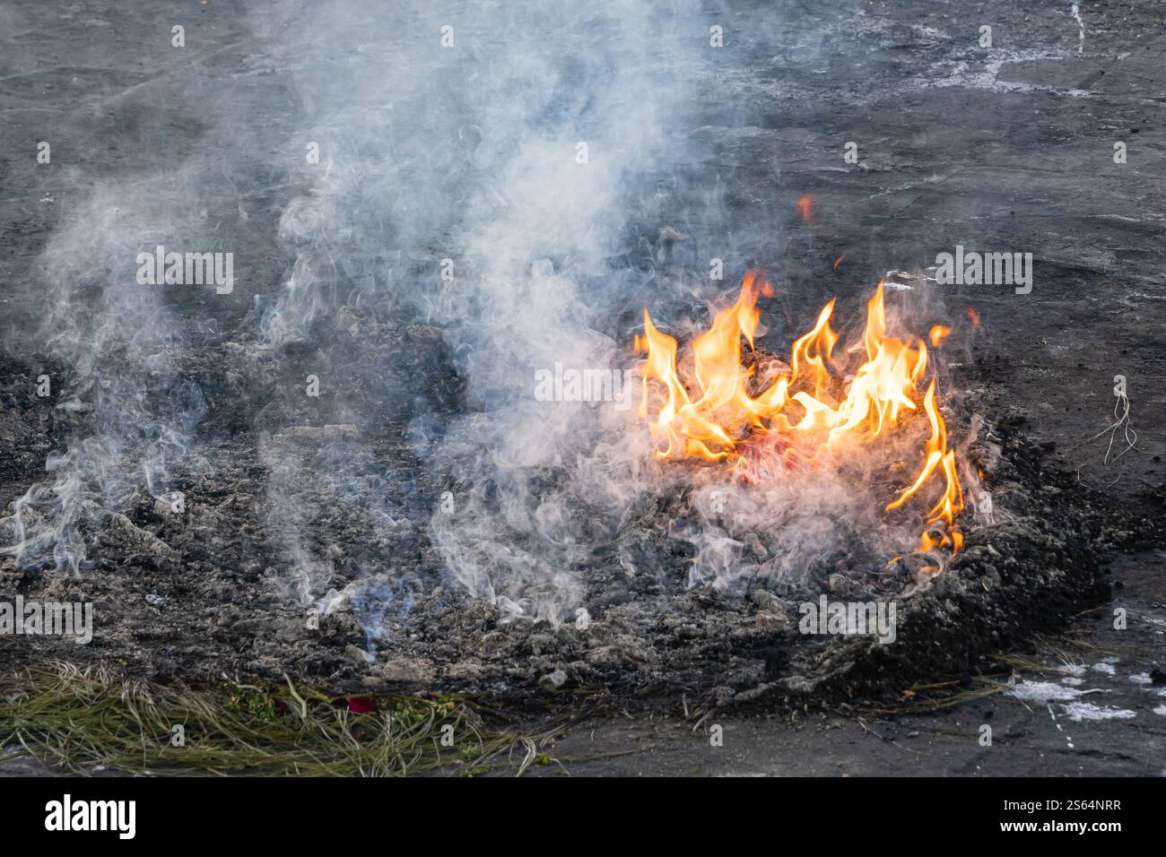 San Andres Itzapa, Chimaltenango, Guatemala. Fuoco rituale che brucia in un santuario di San Simon in Guatemala. Foto Stock