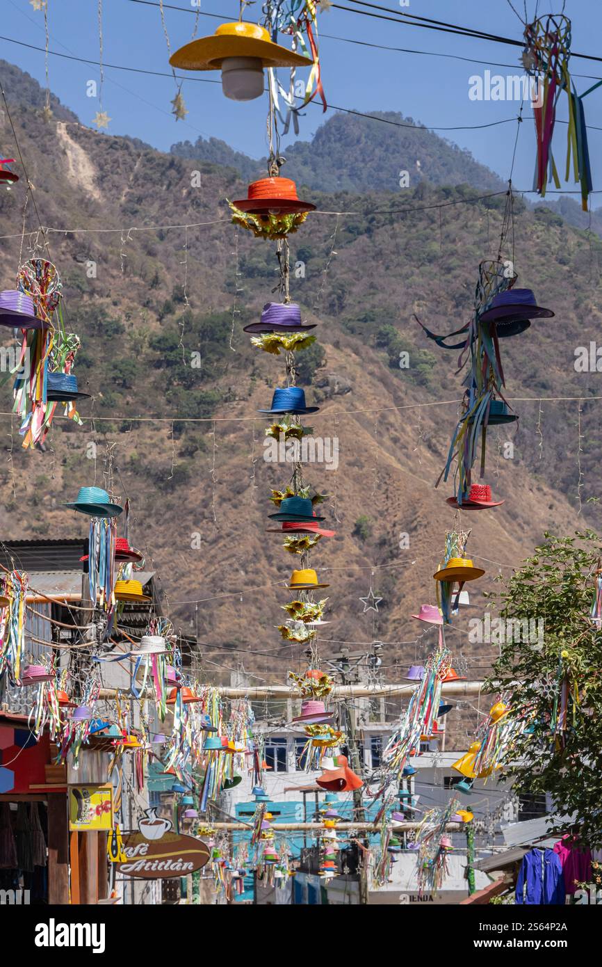 San Juan la Laguna, Solola, Guatemala. Cappelli colorati appesi su una strada a San Juan la Laguna, Guatemala. Foto Stock