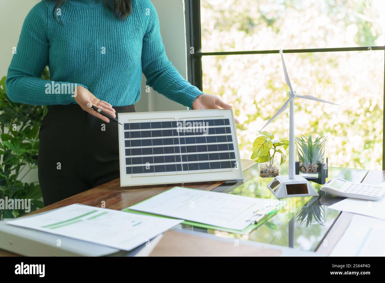 Pannelli solari energia verde Business persone che lavorano in uffici ecologici riunioni d'affari idee creative per professionisti ecologici Foto Stock