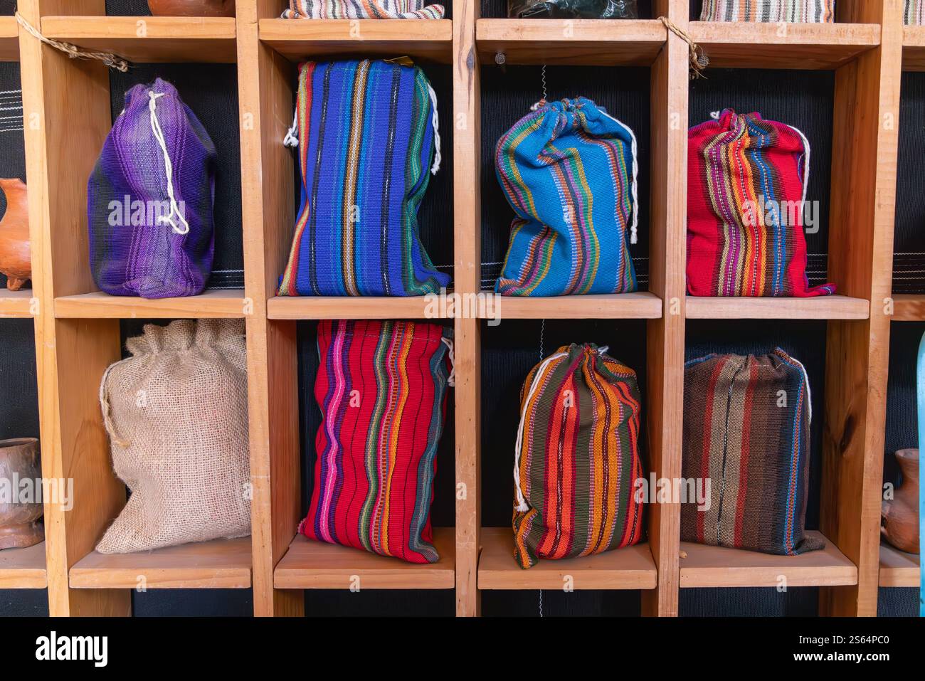 San Juan la Laguna, Solola, Guatemala. Sacchetti colorati di chicchi di caffè in vendita in un mercato vicino al lago Atitlan. Foto Stock