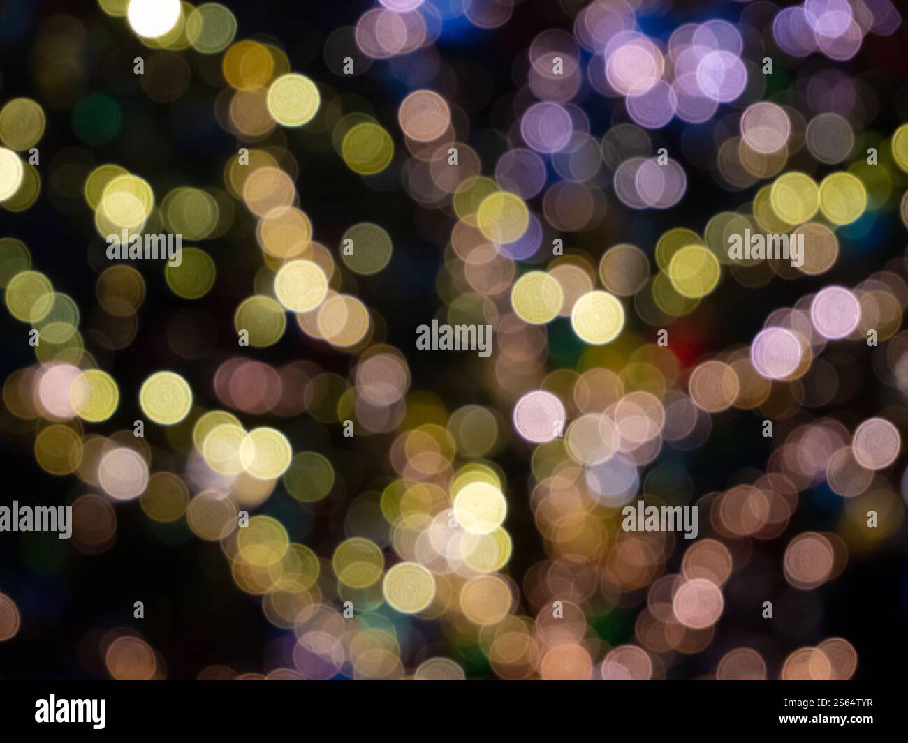Sfondo astratto con vivaci luci bokeh in vari colori, a creare un'atmosfera festosa e magica Foto Stock