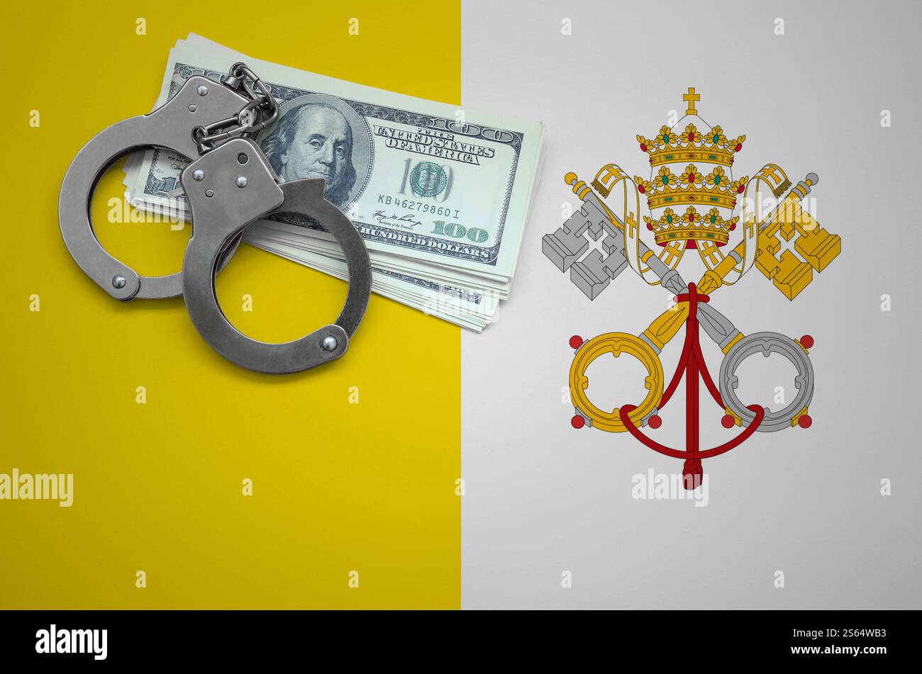 Bandiera dello Stato della città del Vaticano con manette e un pacchetto di dollari. Il concetto di infrangere la legge e di ladrare i crimini. Bandiera dello Stato della città del Vaticano con Foto Stock