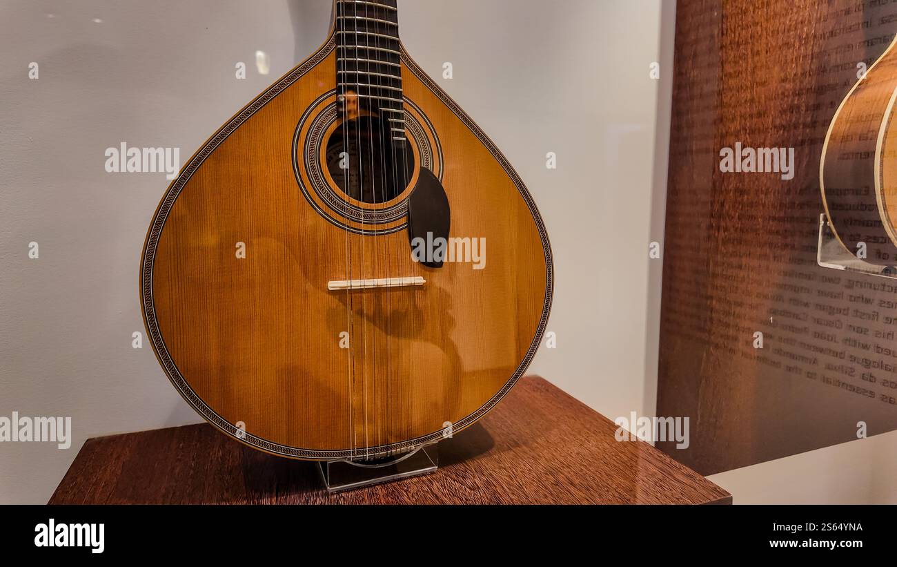 Chitarra portoghese esposta al Museo Fado di Alfama, Lisbona, Portogallo Foto Stock