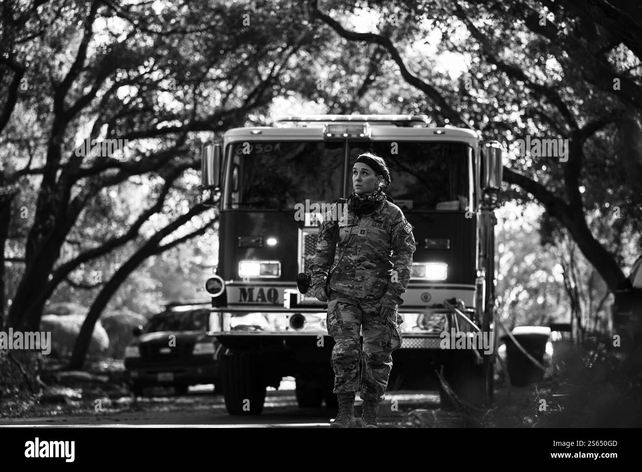 Los Angeles, California, Stati Uniti. 11 gennaio 2025. Il capitano Callie Hewitt, un ufficiale degli affari pubblici assegnato alla March Air Reserve base, documenta gli sforzi di soppressione degli incendi contro l'incendio di Eaton. March Field Fire Emergency Services dalla March Air Reserve base a Moreno Valley, California, ha assistito negli sforzi di soppressione degli incendi contro l'Eaton Fire nel quartiere Altadena di Los Angeles. I vigili del fuoco Ruben Anaya, Dakota Christensen, Brandon Dubous, Michael Goodman e Jack Cools furono assegnati allo Strike Team 6050A, Divisione N, svolsero compiti di revisione per localizzare ed estinguere gli incendi residui e. Foto Stock