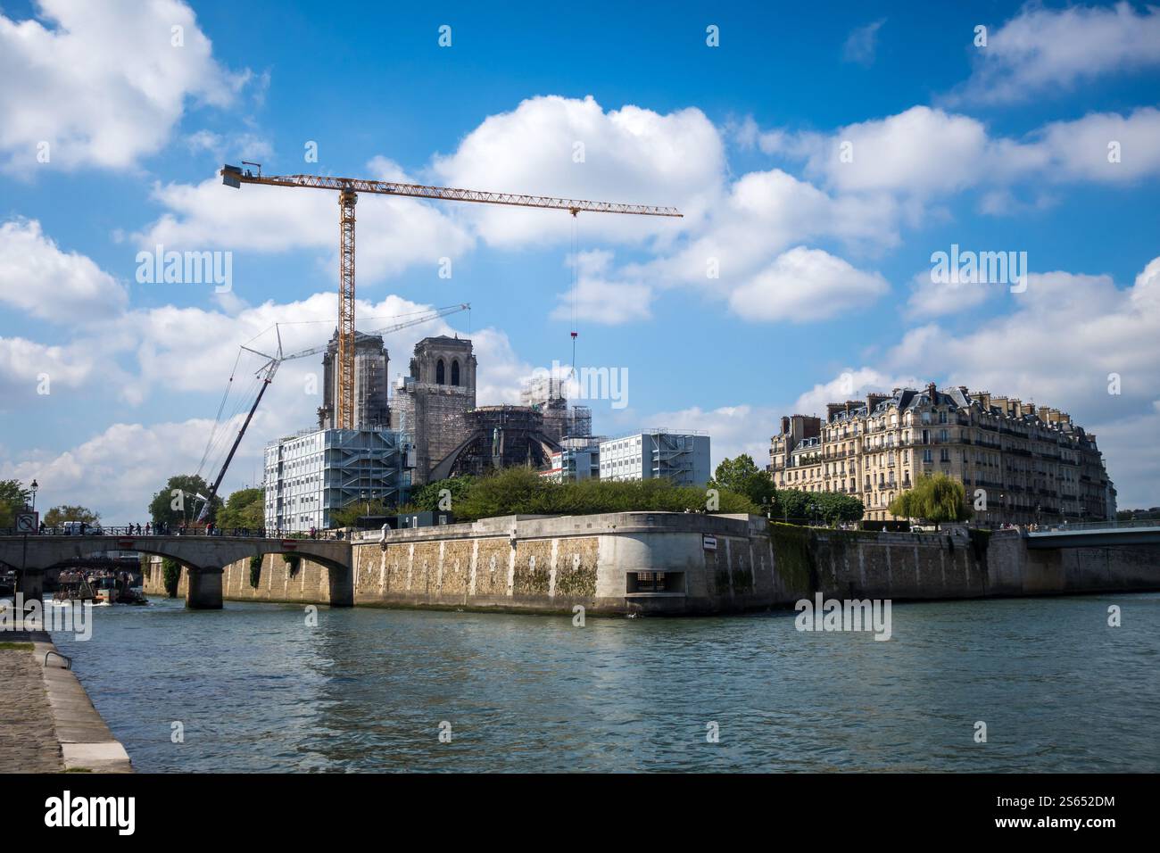 Ricostruzione della cattedrale di Notre-Dame de Paris sull'Ile de la Cité, Francia. Vista dalle rive del fiume Senna. Ricostruzione di Notre-Dame de Paris Foto Stock
