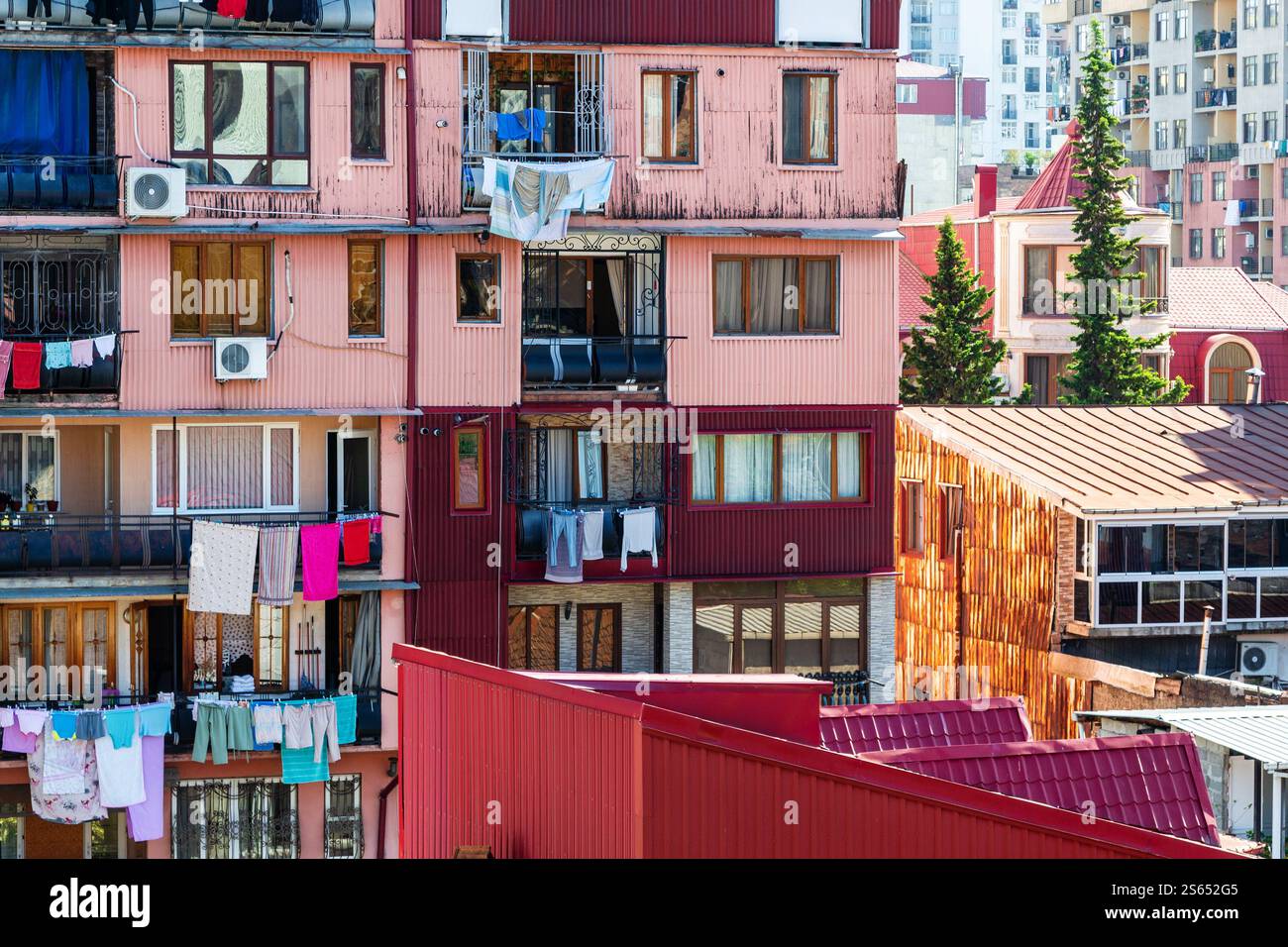 Viaggia in Georgia - casa a più piani nel quartiere residenziale della città di Batumi con asciugatura della lavanderia sul balcone la mattina di sole Foto Stock