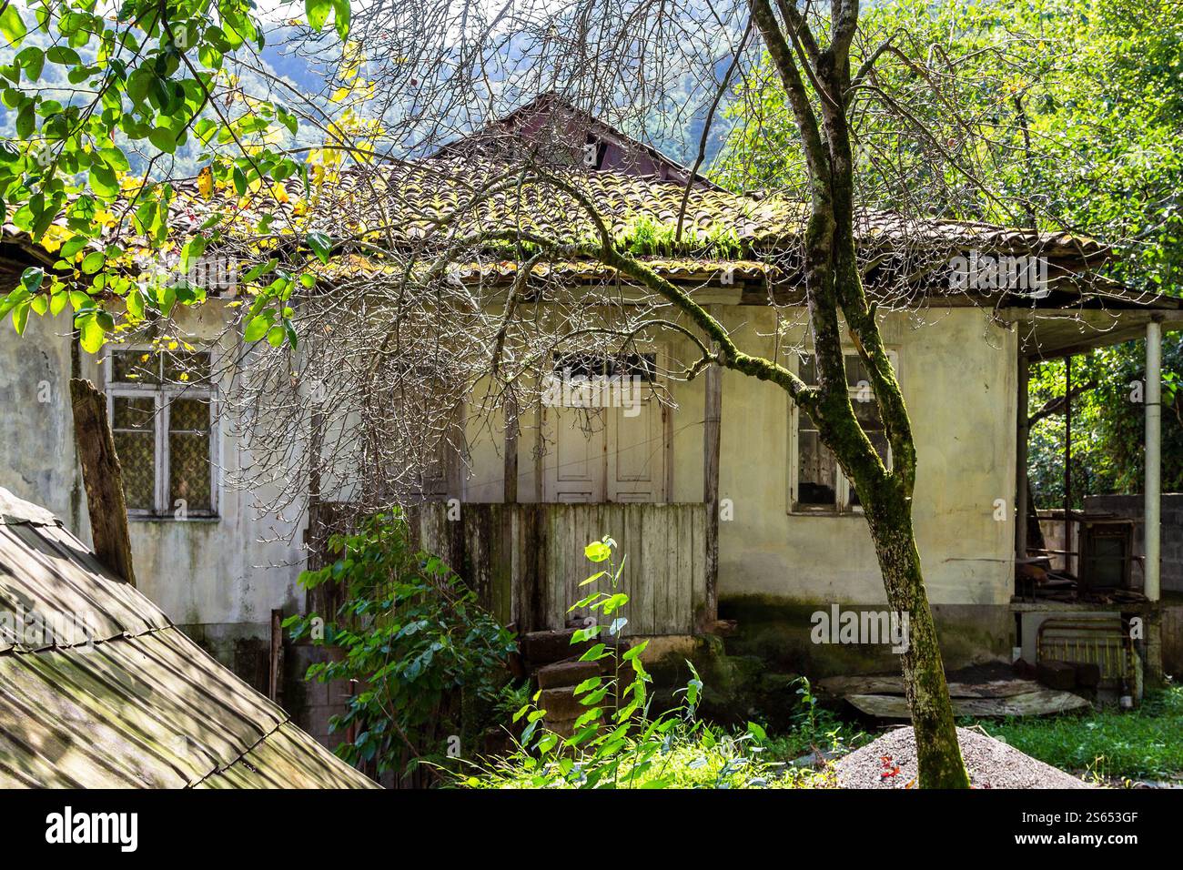 Viaggia verso la Georgia, vecchia casa rurale nel villaggio di Mirveti in Agiaria, il soleggiato giorno autunnale Foto Stock