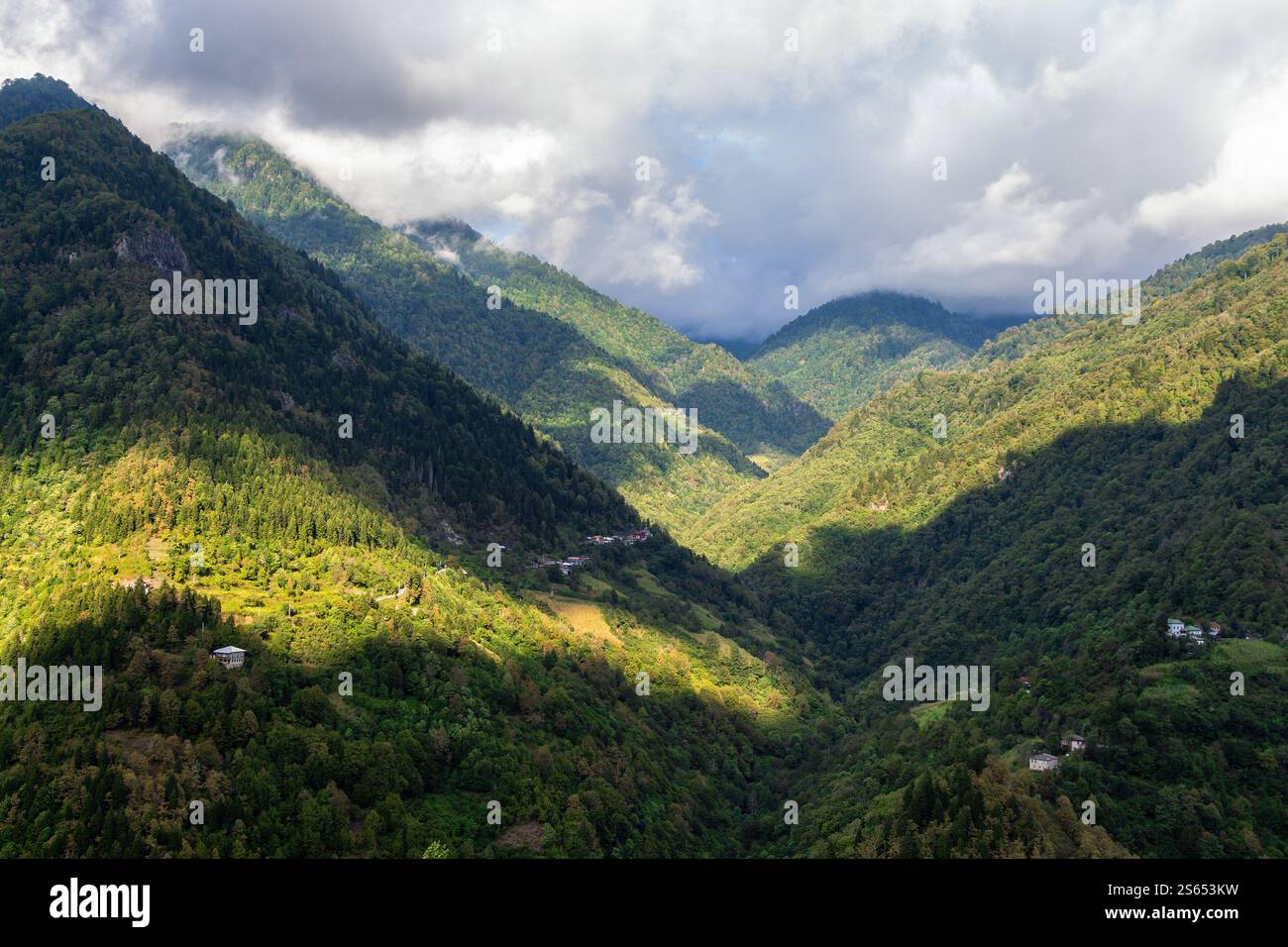Viaggia verso la Georgia: Nuvole grigie sopra le montagne sovradimensionate nel parco nazionale di Machakhela in Adjara in un soleggiato giorno autunnale Foto Stock