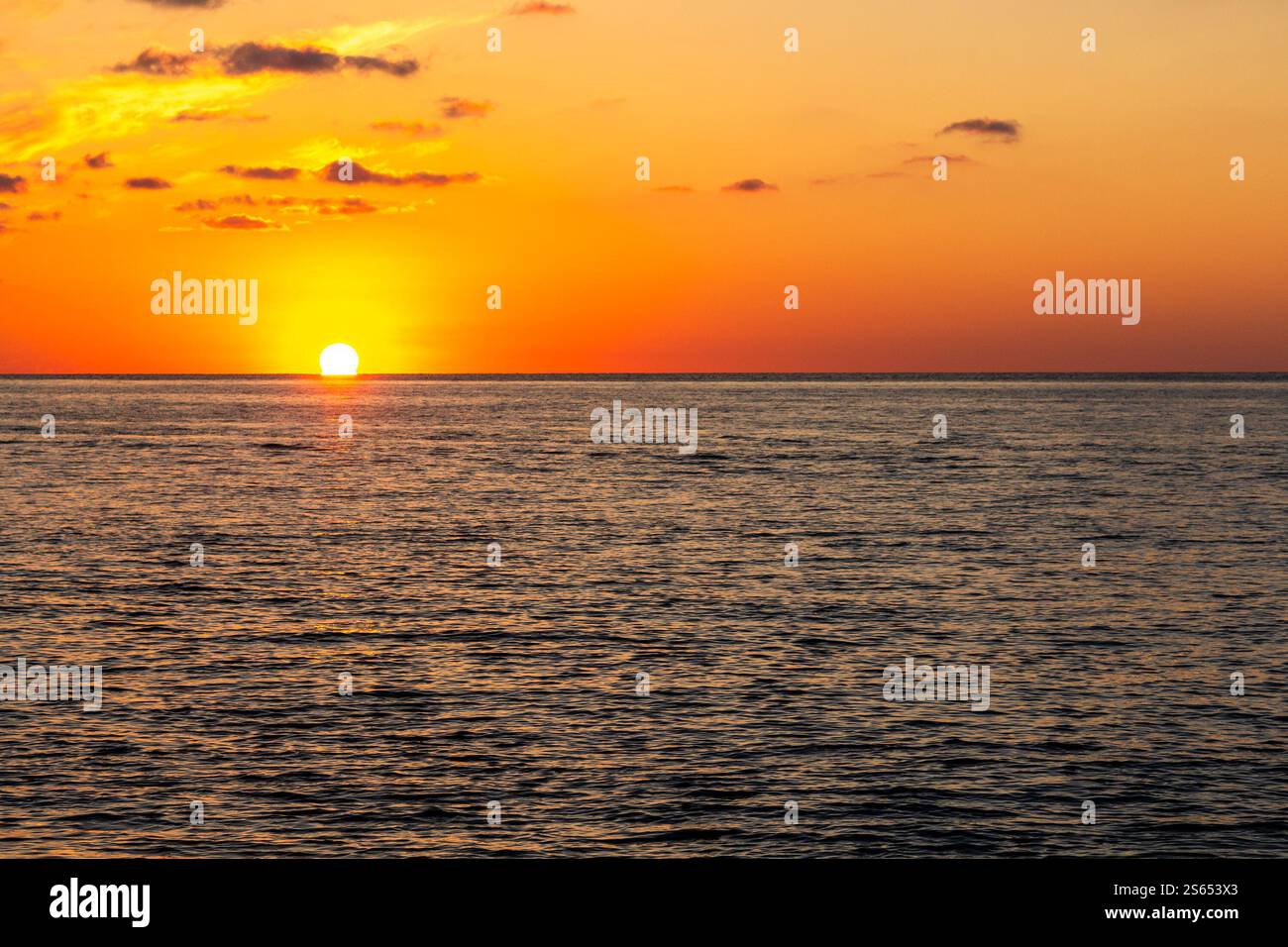 Viaggia verso la Georgia - acqua del Mar Nero e tramonto del sole nel cielo arancione a Batumi la sera d'autunno Foto Stock