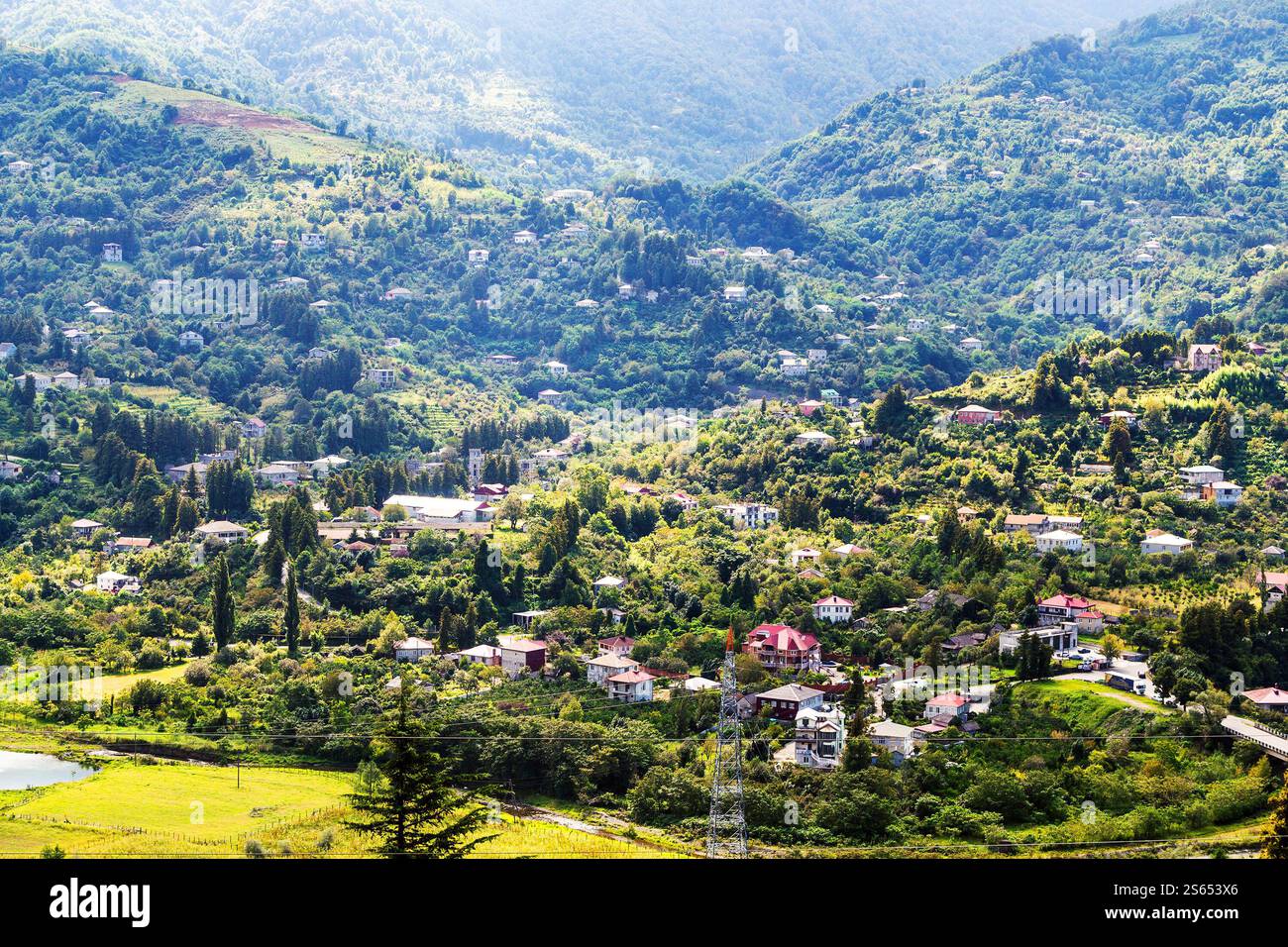 Viaggia in Georgia - sopra la vista del villaggio di Erge nella valle di montagna vicino alla città di Batumi nel soleggiato giorno autunnale Foto Stock