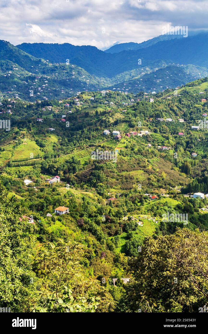 Viaggia verso la Georgia - vista delle verdi montagne vicino alla città di Batumi dalla collina di Sameba nel soleggiato giorno autunnale Foto Stock