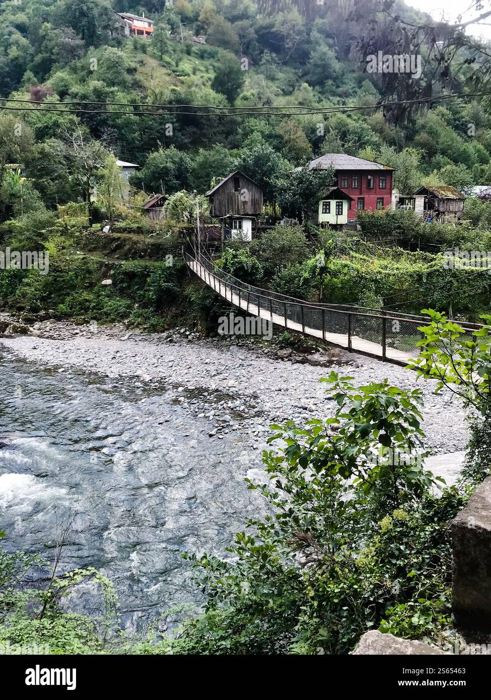 Viaggia verso la Georgia - fiume Scurdidi con ponte sospeso nel villaggio di Scurdidi ad Adjara il giorno d'autunno Foto Stock