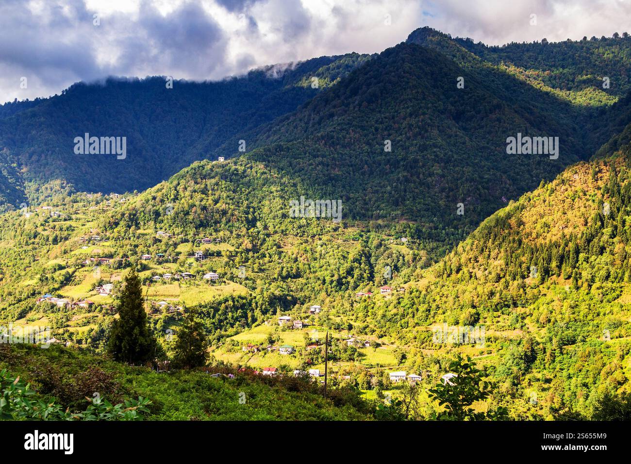 Viaggia verso la Georgia: Nuvole piovose sopra le montagne sovradimensionate nel parco nazionale di Machakhela in Adjara in un soleggiato giorno autunnale Foto Stock