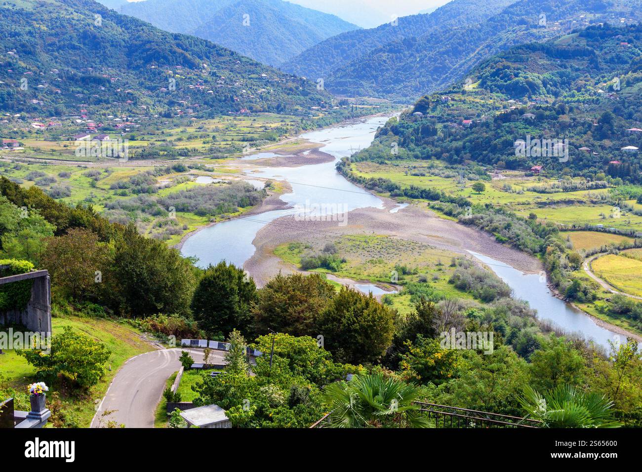 Viaggio in Georgia - vista del fiume Chorokh dal vecchio cimitero di Erge sulla montagna nella città di Batumi il giorno d'autunno Foto Stock