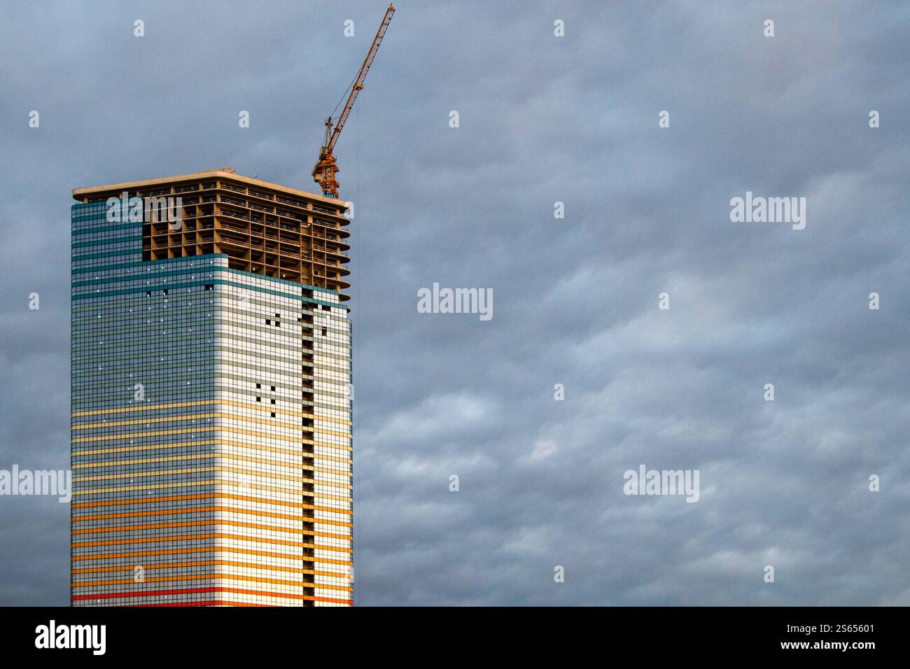 Viaggia in Georgia - costruzione di un alto edificio con cielo nuvoloso sullo sfondo nella città di Batumi al tramonto d'autunno Foto Stock