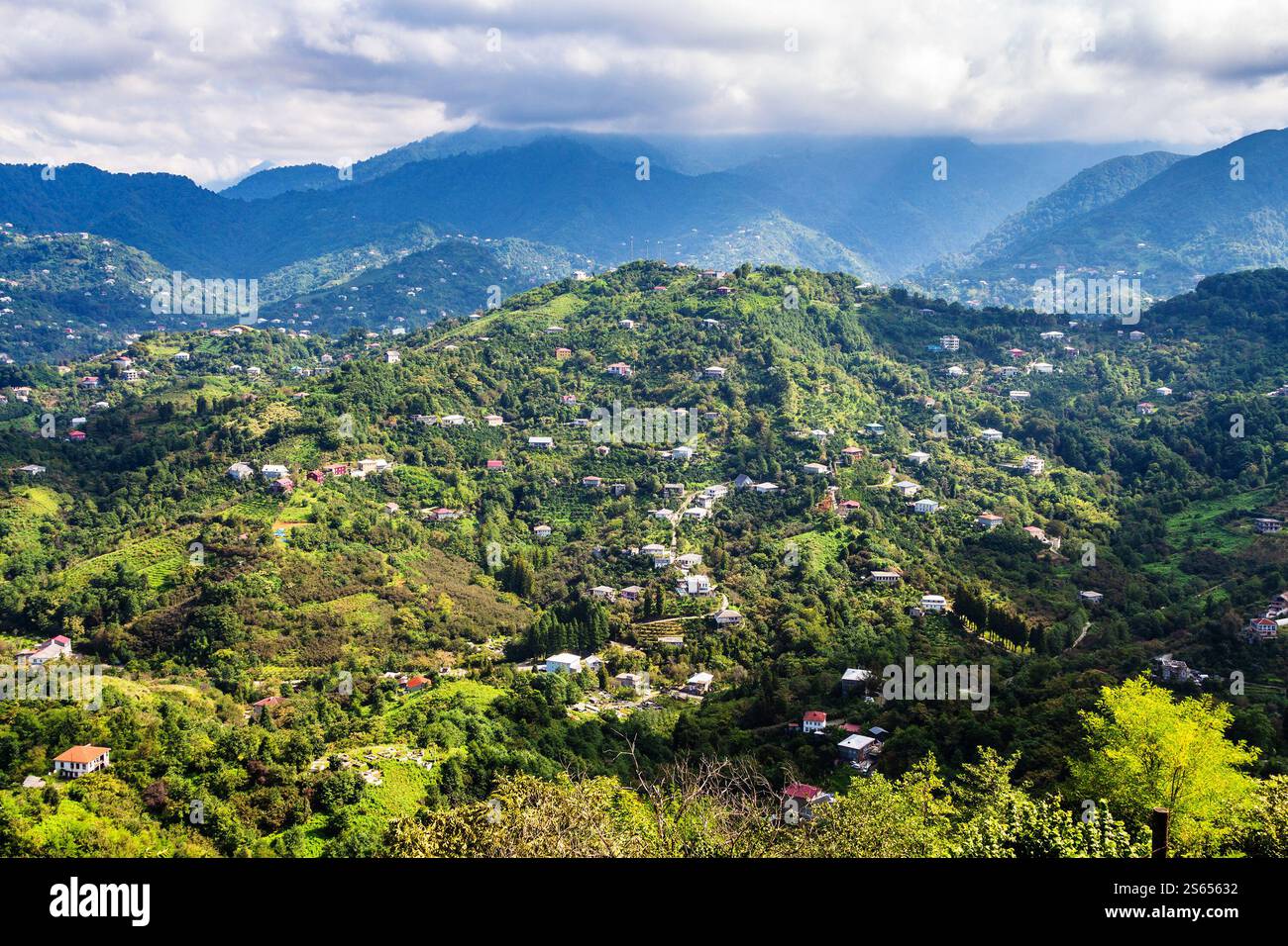 Viaggia verso la Georgia - vista delle pendici delle montagne vicino alla città di Batumi dalla collina di Sameba nel soleggiato giorno autunnale Foto Stock