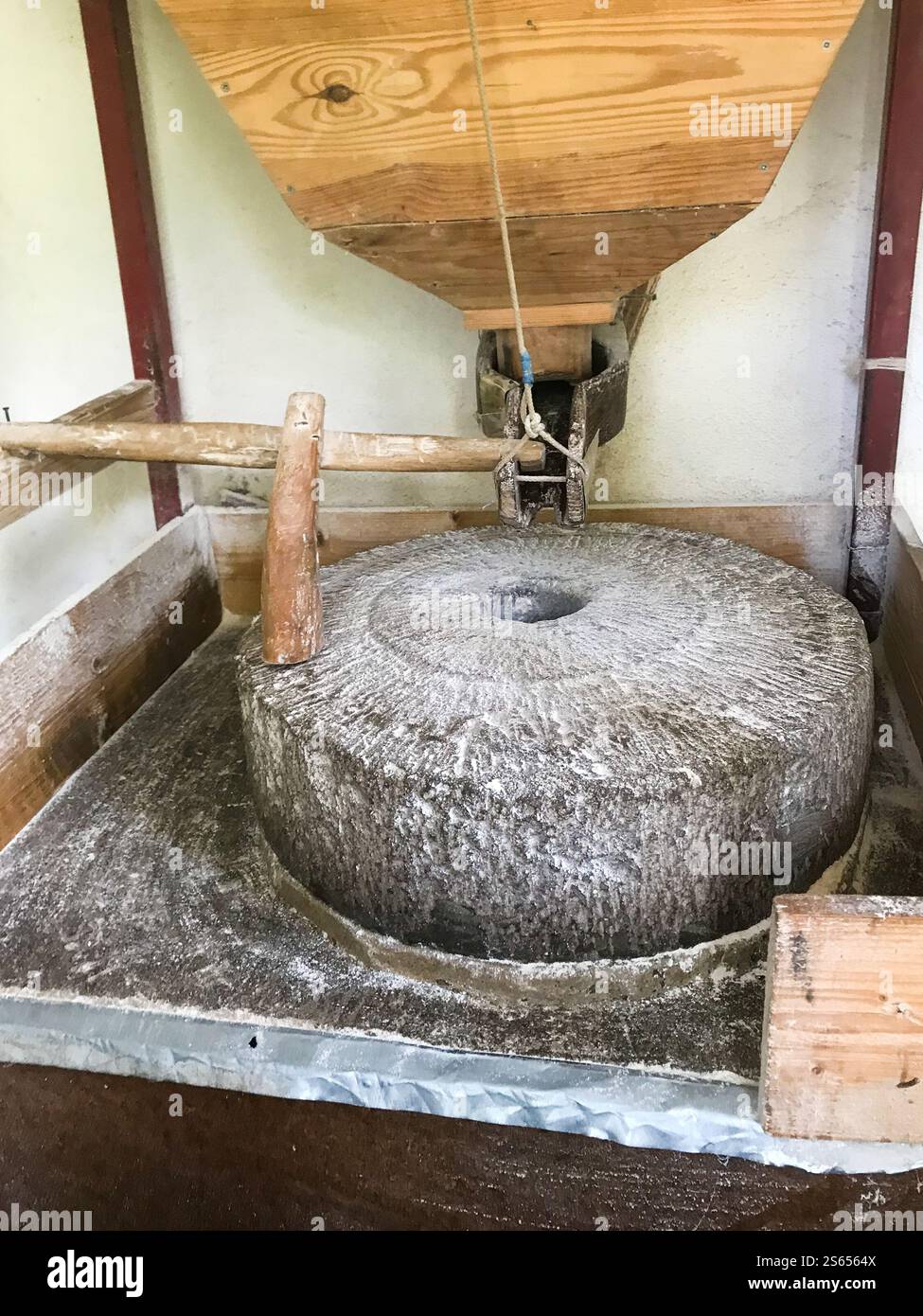 Viaggio in Georgia - mola a mano in un vero mulino rurale nel villaggio di Mirveti ad Adjara, Georgia Foto Stock