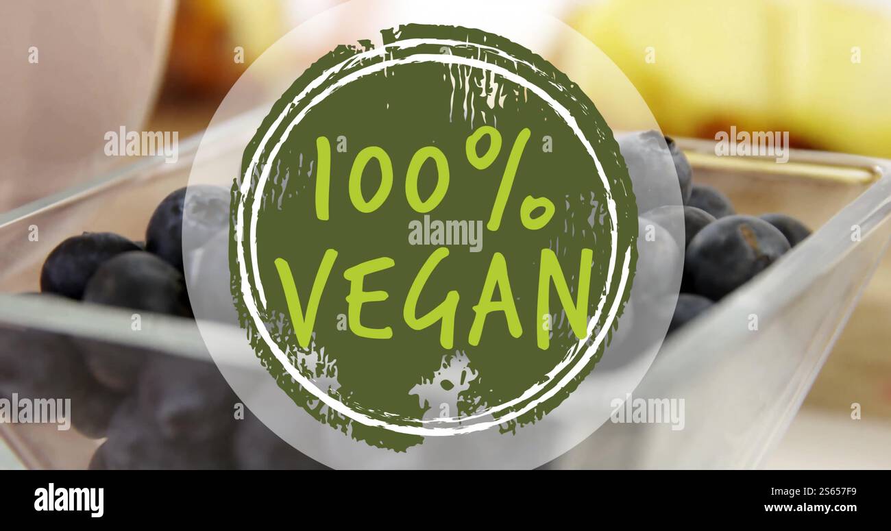 Immagine del 100% testo vegano sui mirtilli sul tavolo Foto Stock Immagine del 100% testo vegano sui mirtilli sul tavolo Foto Stock